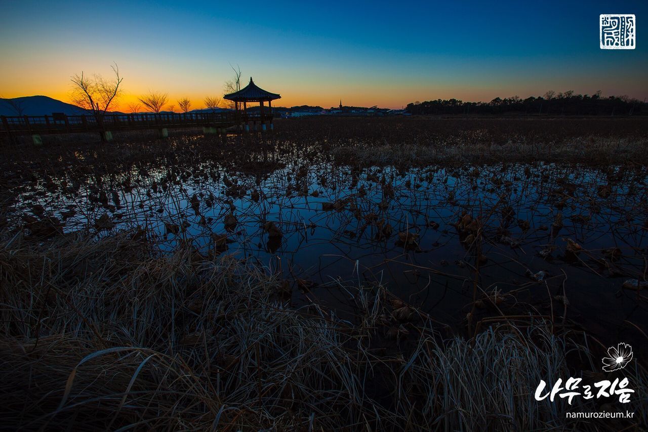 SCENIC VIEW OF LAKE AGAINST SUNSET SKY