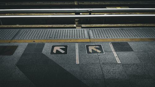 Arrow symbols at railroad station platform