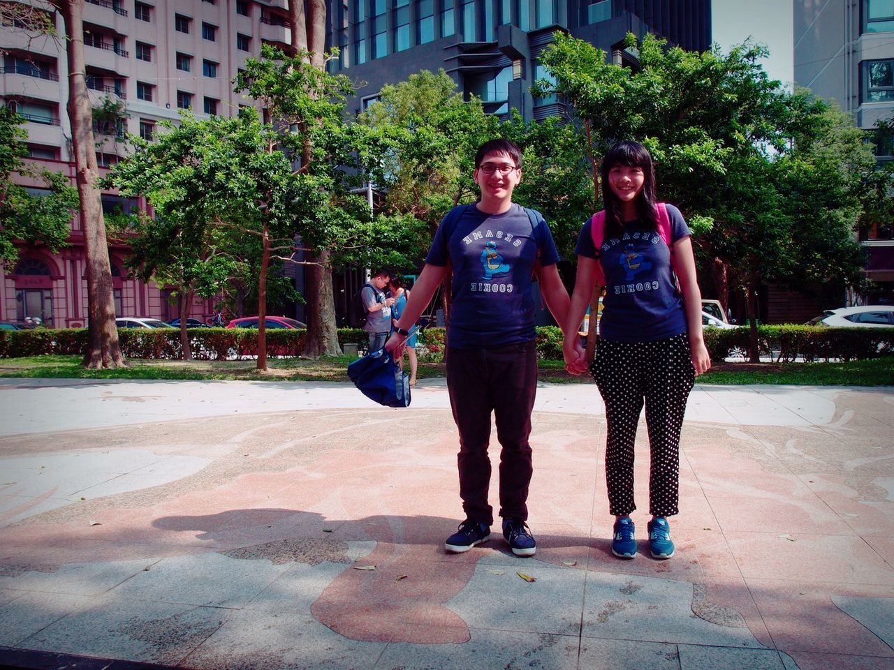 full length, lifestyles, casual clothing, person, leisure activity, building exterior, street, togetherness, built structure, architecture, childhood, tree, front view, boys, city, walking, bonding