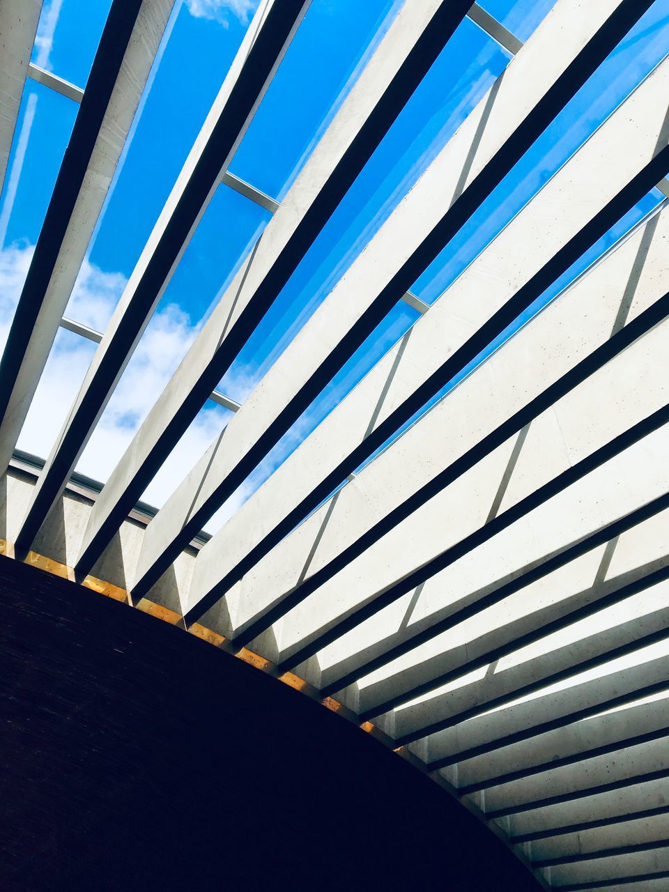 LOW ANGLE VIEW OF MODERN BUILDING