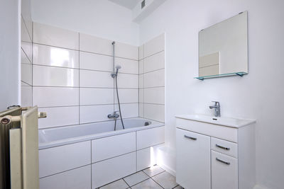 Vew of a freshly renovated white bathroom