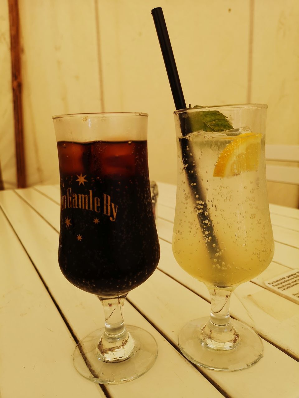 CLOSE-UP OF BEER IN GLASS