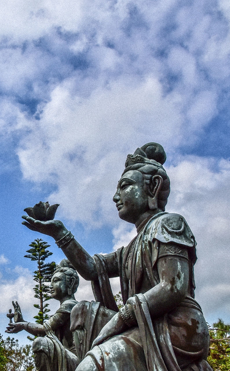 LOW ANGLE VIEW OF STATUE OF ANGEL AGAINST SKY