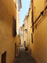 Narrow alley amidst buildings in city