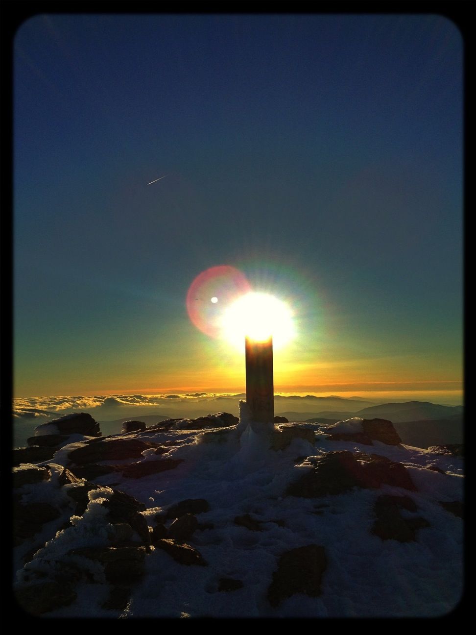 Turn on the light #esquídemontaña #skimountaineering #skimo #mountain #sunrise #amanecer #cotos #peñalara #gasss #training #ilovemountain #dynafit #happy #feliz #welovemountain #SuuntoAmbitions #trailrunning #spring #primavera