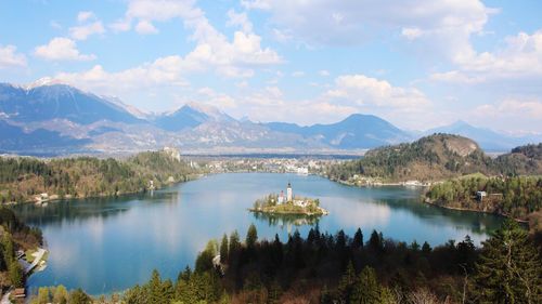 Panoramic view of lake and mountains against sky