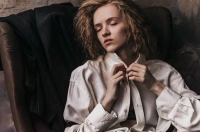 Full length of young woman sitting outdoors