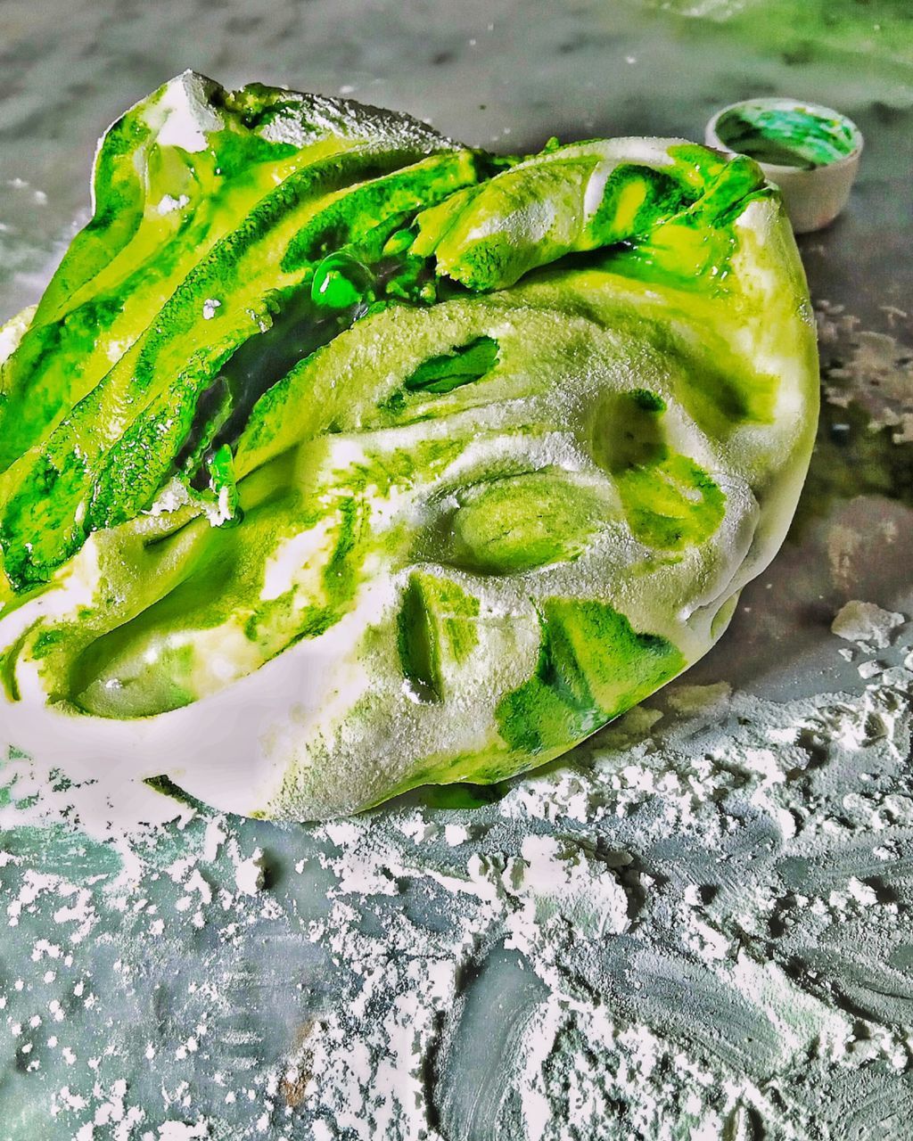 HIGH ANGLE VIEW OF FRESH GREEN LEAF ON TABLE