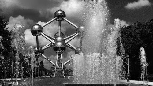 Atomium and fountains