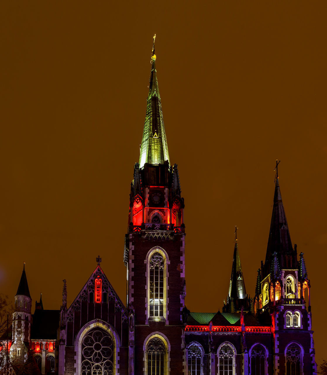 ILLUMINATED TEMPLE BUILDING AGAINST SKY IN CITY