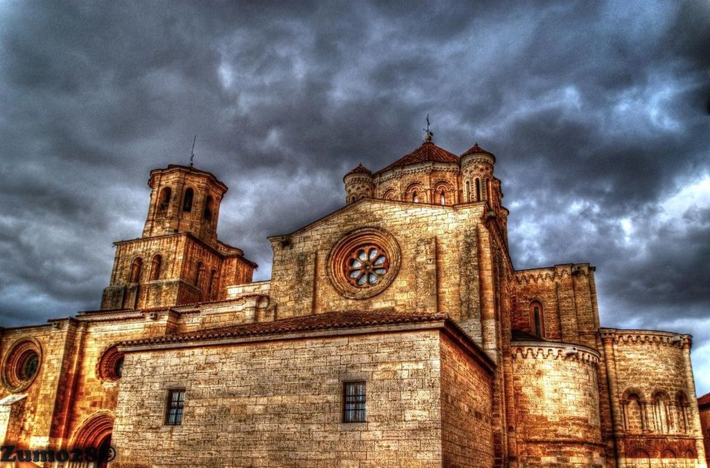architecture, sky, built structure, cloud - sky, building exterior, cloudy, low angle view, history, weather, cloud, religion, overcast, travel destinations, place of worship, church, old, famous place, storm cloud, tower