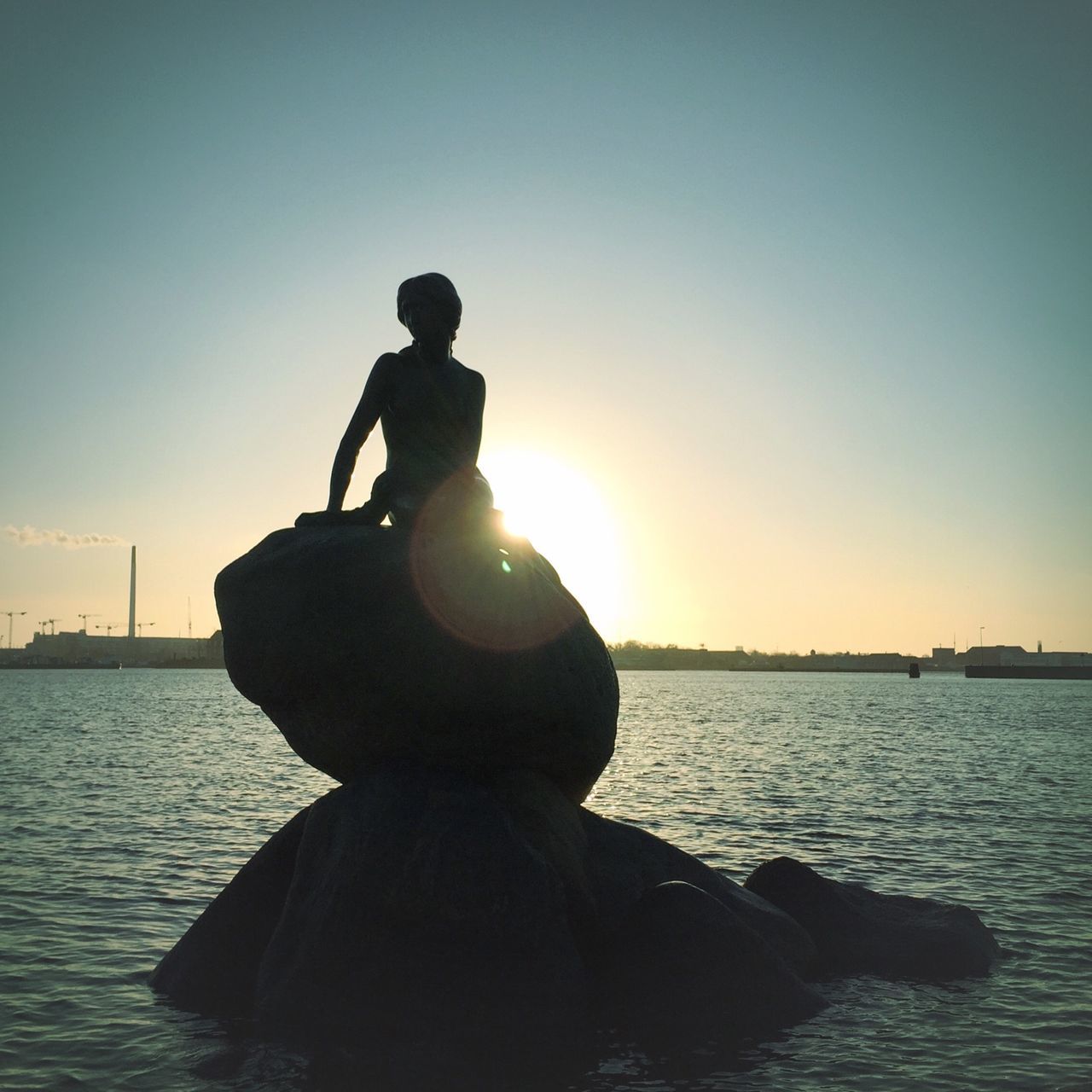 water, sea, sunset, clear sky, silhouette, standing, sun, rear view, sky, copy space, men, horizon over water, tranquility, leisure activity, nature, rippled, tranquil scene, lifestyles