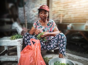 Full length of women holding food 
