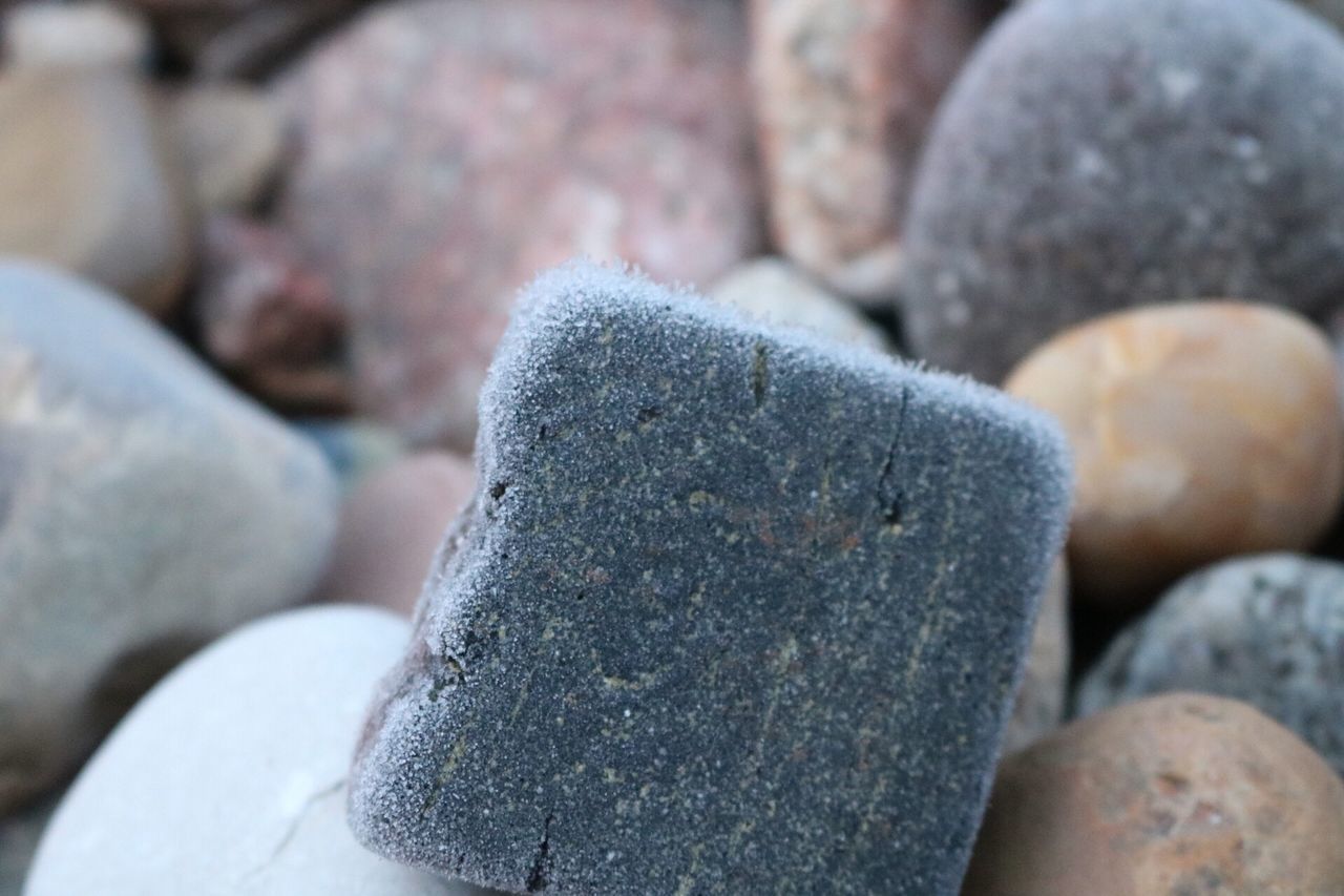 CLOSE-UP OF PEBBLES