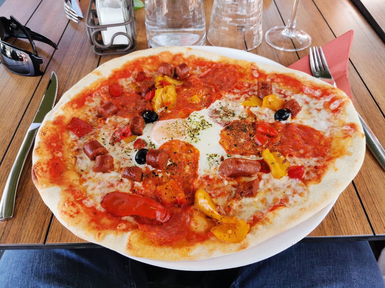 HIGH ANGLE VIEW OF PIZZA IN PLATE ON TABLE