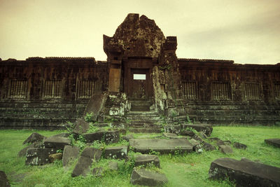 Old ruin building against sky