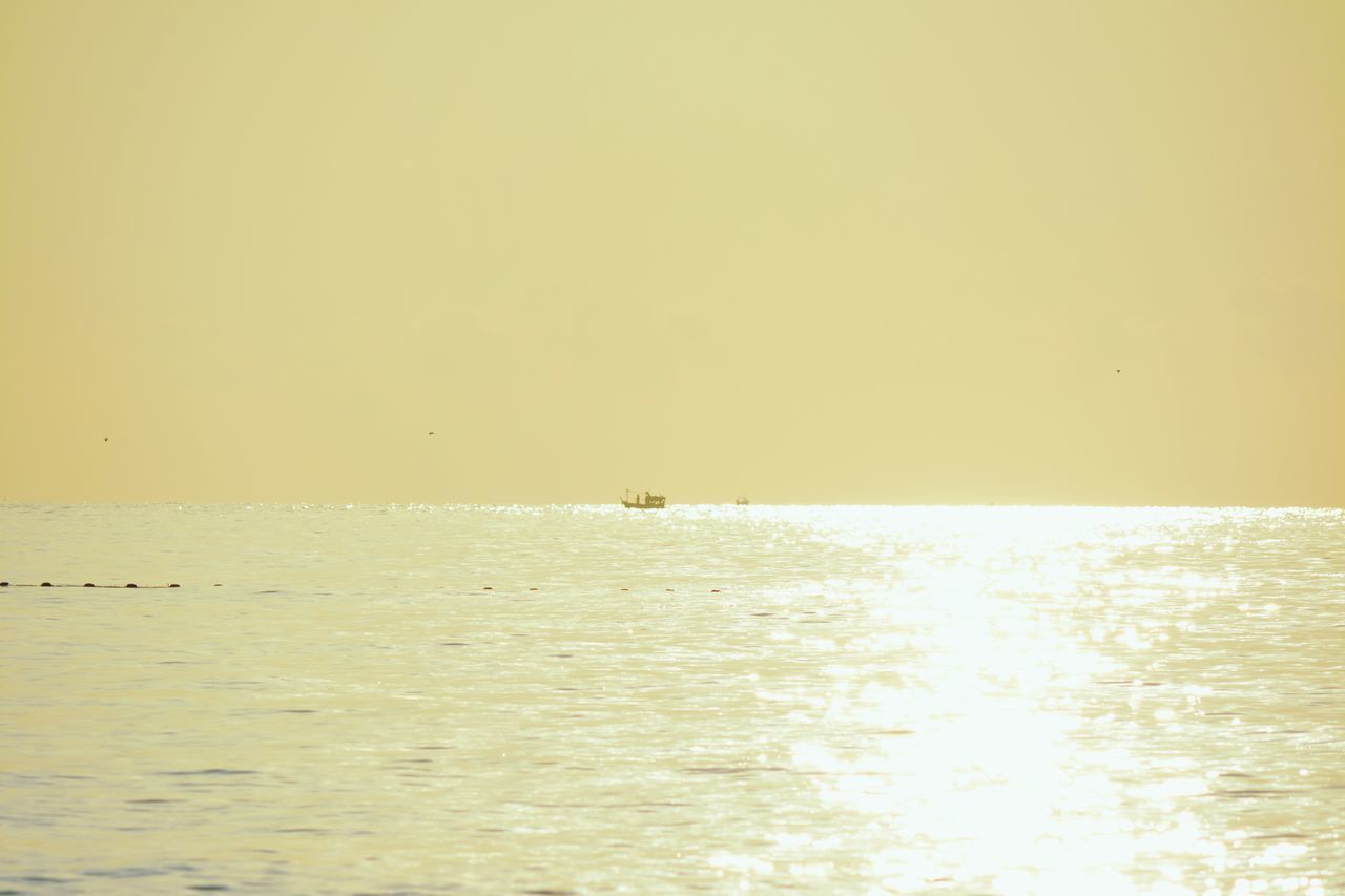 SCENIC VIEW OF SEA AGAINST CLEAR SKY DURING SUNRISE