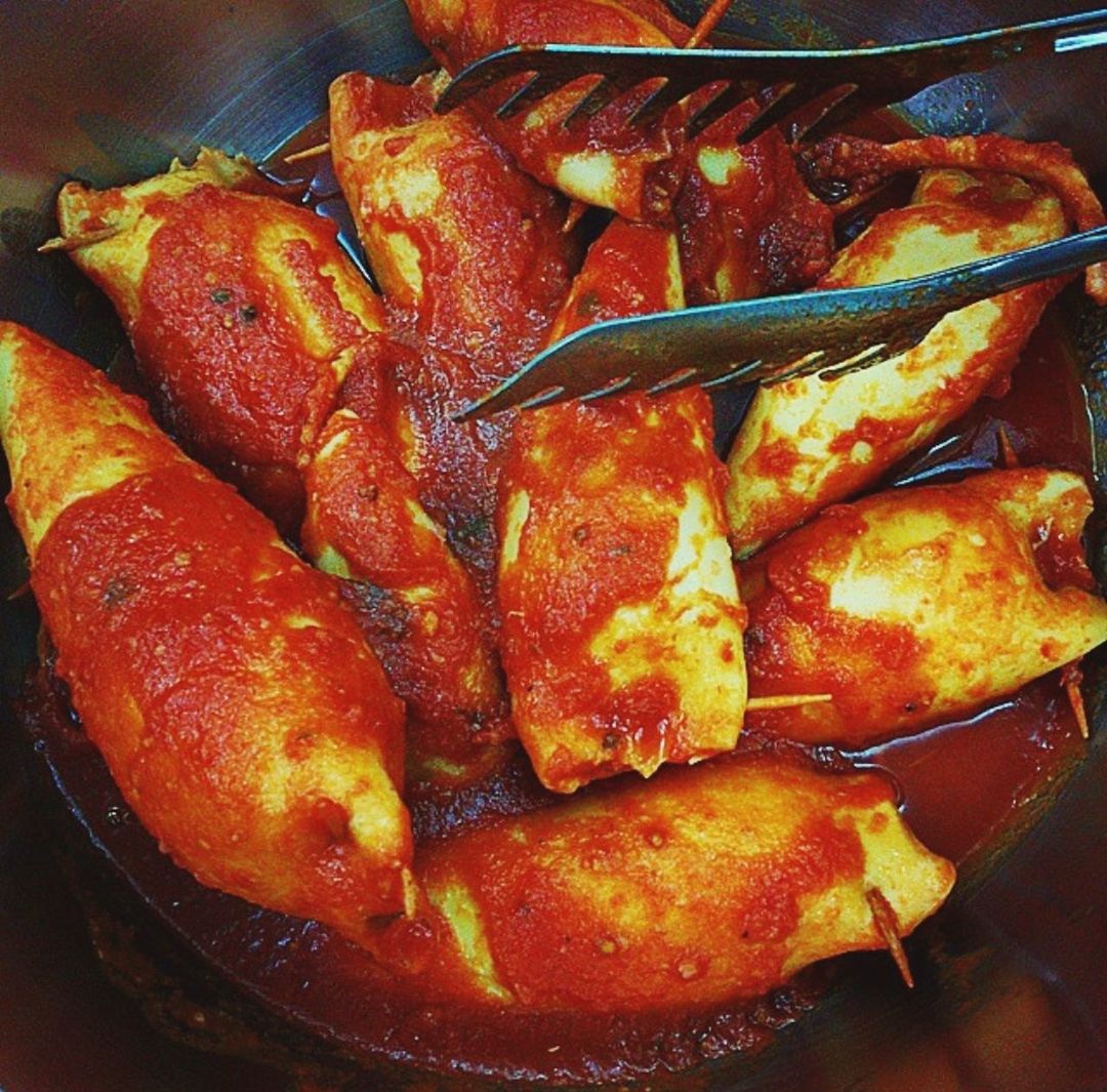 CLOSE-UP OF MEAT ON PLATE