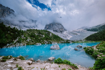 Panoramic view of lake and mountains against sky