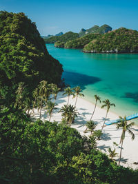 High angle view of turquoise sea, white sand beach islands. mu koh ang thong, near samui, thailand.