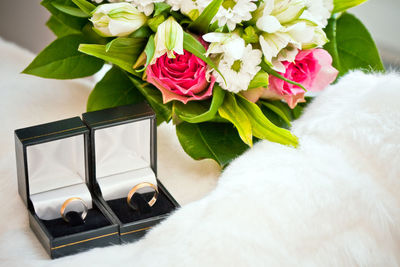 Close-up of white roses