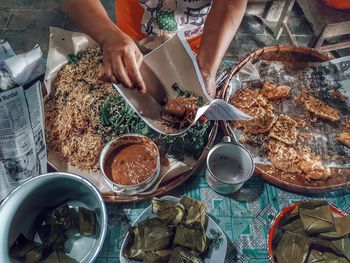 Midsection of woman preparing food on table