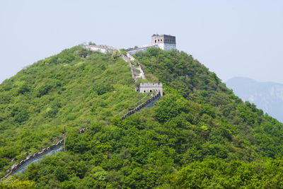 Great wall of china on mountain against sky