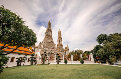 Wat arun ratchawararam ratchaworamahawihan is famous place for tourists