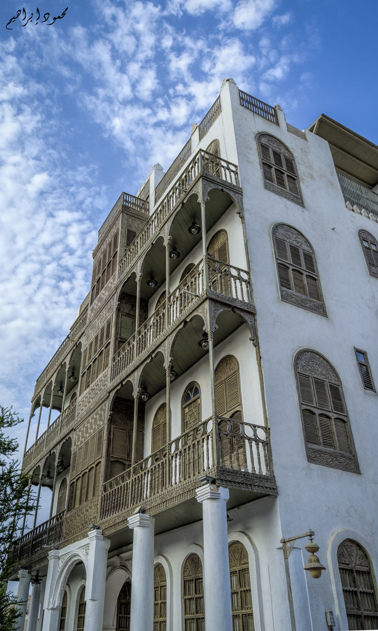 LOW ANGLE VIEW OF BUILDING AGAINST SKY IN CITY