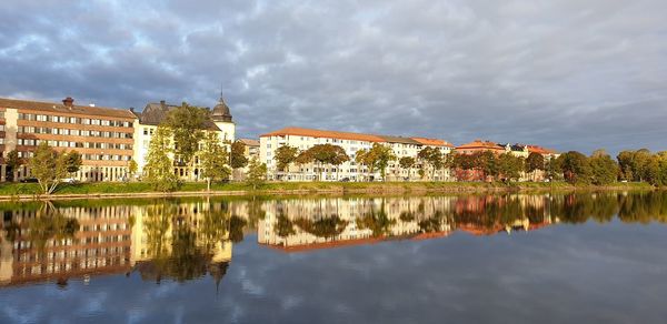 Reflection of buildings in lake against sky