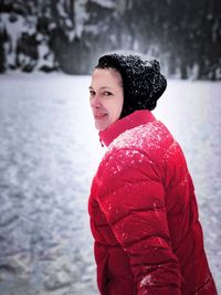 Portrait of a smiling young woman during winter