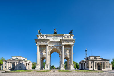 Statue of historic building against blue sky