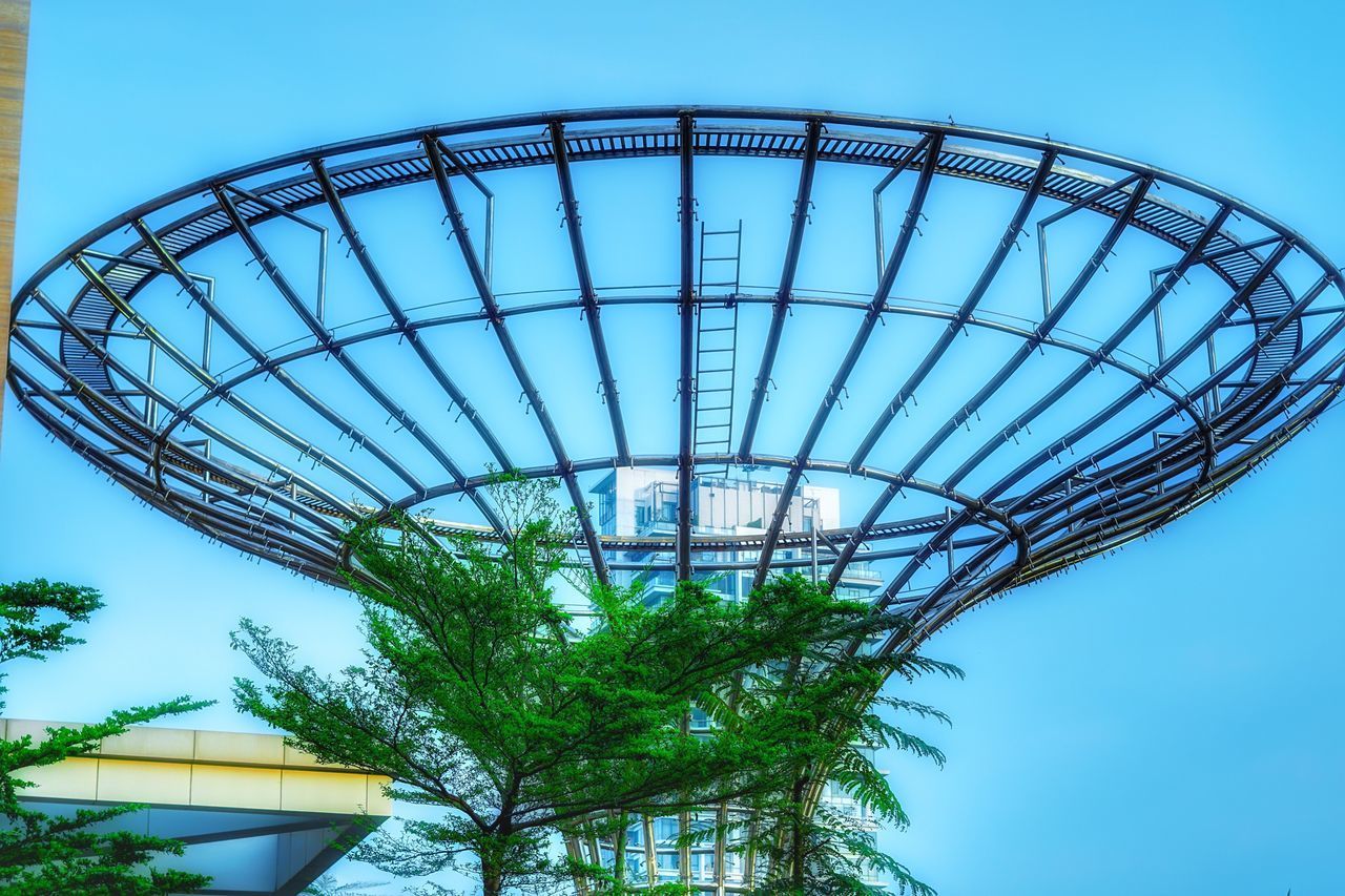 LOW ANGLE VIEW OF FERRIS WHEEL AGAINST CLEAR SKY