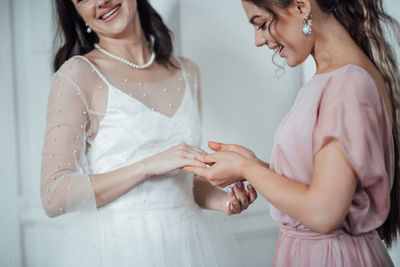 Bridesmaid grooming bride