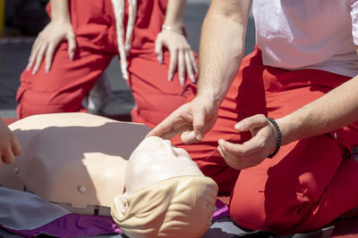 Paramedic talking heart rate during first aid training