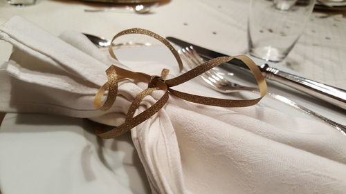 Tied tissue with fork table knife