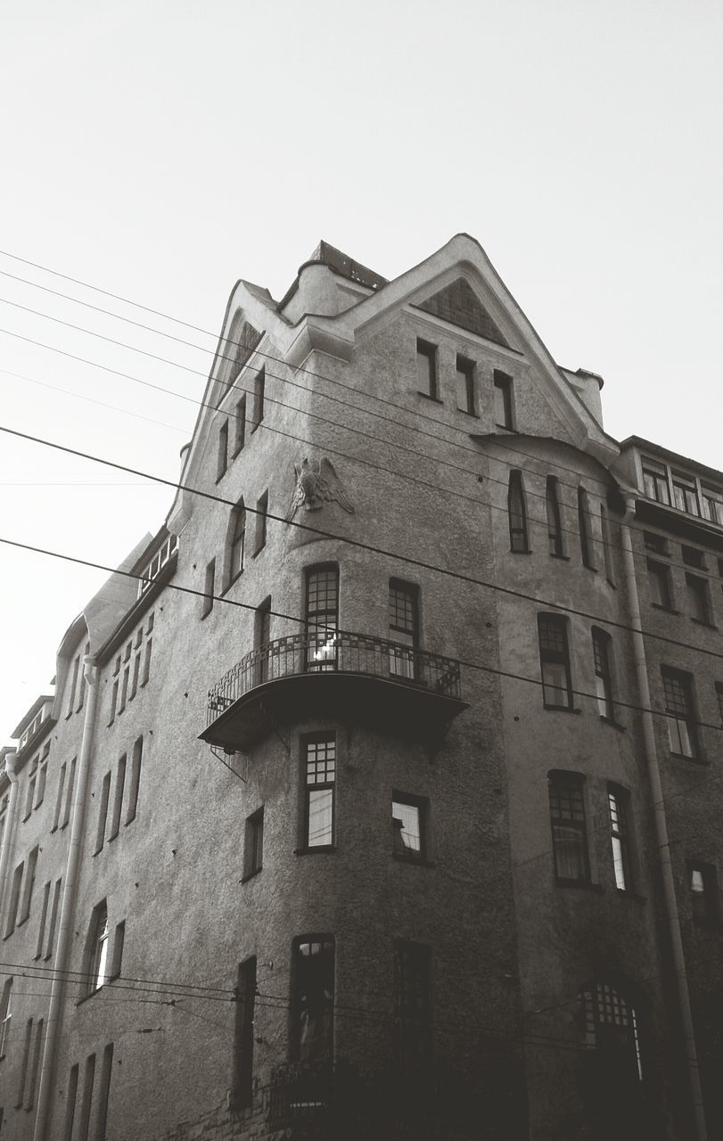 LOW ANGLE VIEW OF BUILDING AGAINST CLEAR SKY