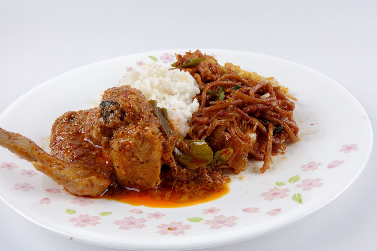 HIGH ANGLE VIEW OF FOOD SERVED IN PLATE