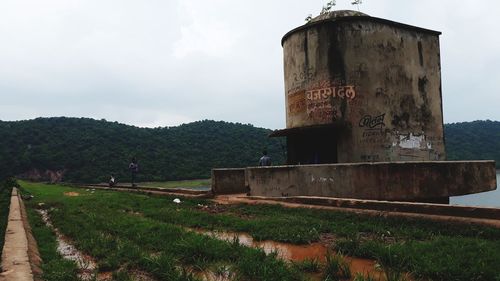 Rusty built structure against sky