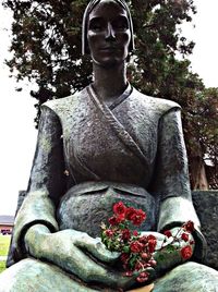 statue