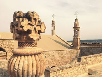 Statue of historic building against sky