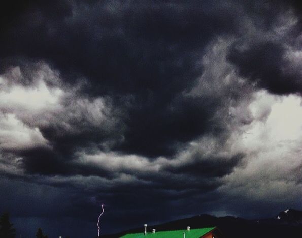 sky, cloud - sky, cloudy, weather, storm cloud, low angle view, overcast, dramatic sky, cloudscape, nature, beauty in nature, cloud, dusk, tranquility, scenics, atmospheric mood, outdoors, no people, tranquil scene, storm