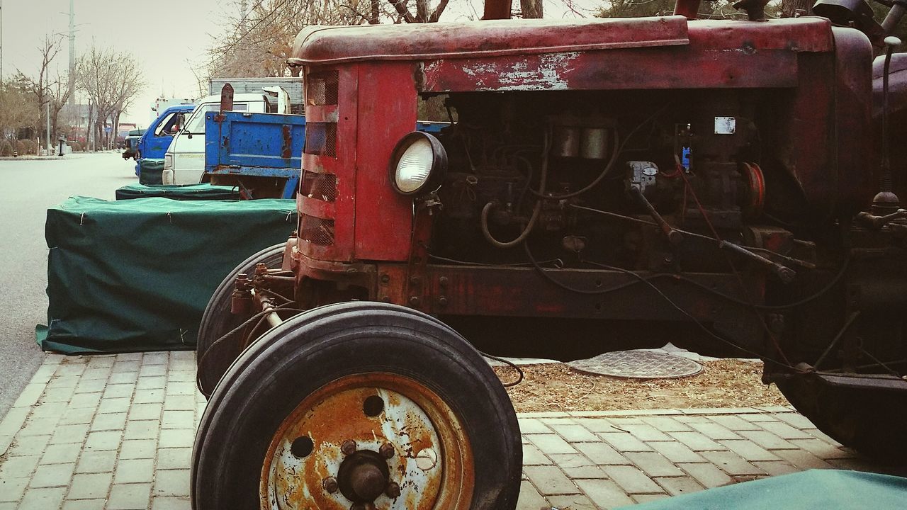 land vehicle, transportation, mode of transport, car, street, outdoors, day, building exterior, sidewalk, stationary, parking, bicycle, tree, retro styled, old-fashioned, built structure, no people, wheel, part of, travel