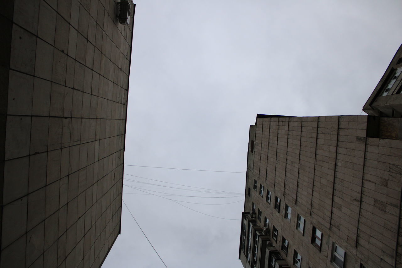 LOW ANGLE VIEW OF BUILDING AGAINST SKY IN CITY