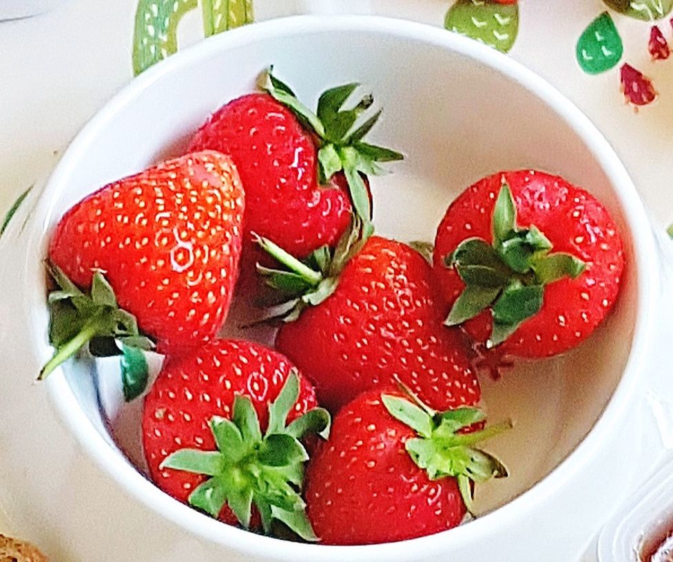 CLOSE-UP HIGH ANGLE VIEW OF STRAWBERRIES