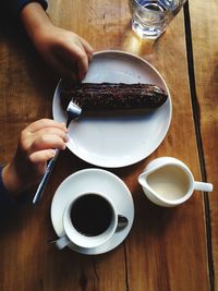 Close-up of hand holding coffee cup