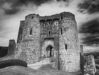 Old ruin building against cloudy sky