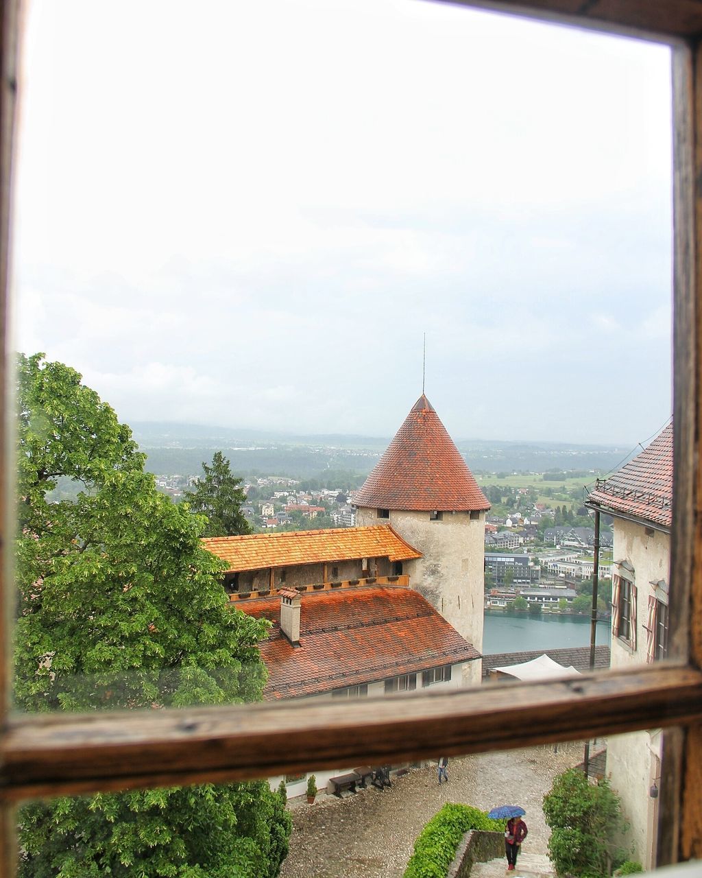 HIGH ANGLE VIEW OF HOUSES AGAINST THE SKY