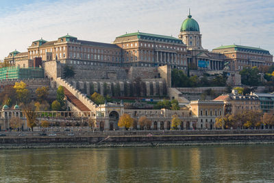 This photo captures the beauty of budapest, with its iconic castle atop a hill in the background. 