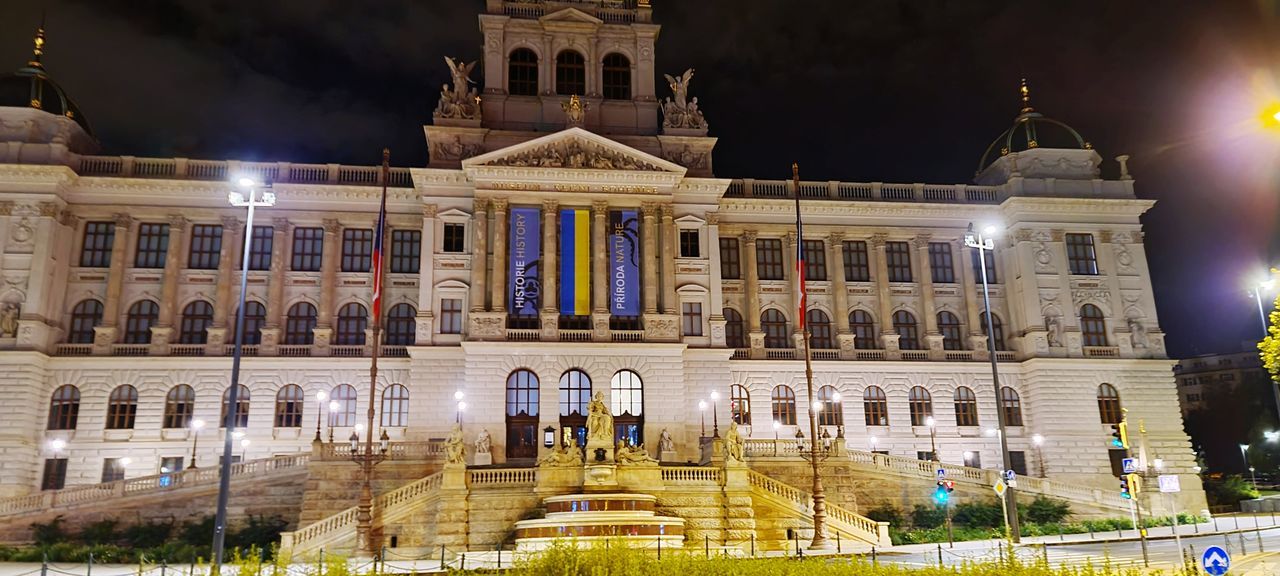 architecture, building exterior, night, landmark, built structure, illuminated, travel destinations, travel, city, history, government, the past, plaza, nature, tourism, building, town square, palace, sky, facade, cityscape, outdoors, politics and government